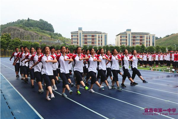 我校举行2019级新生军训会操比赛