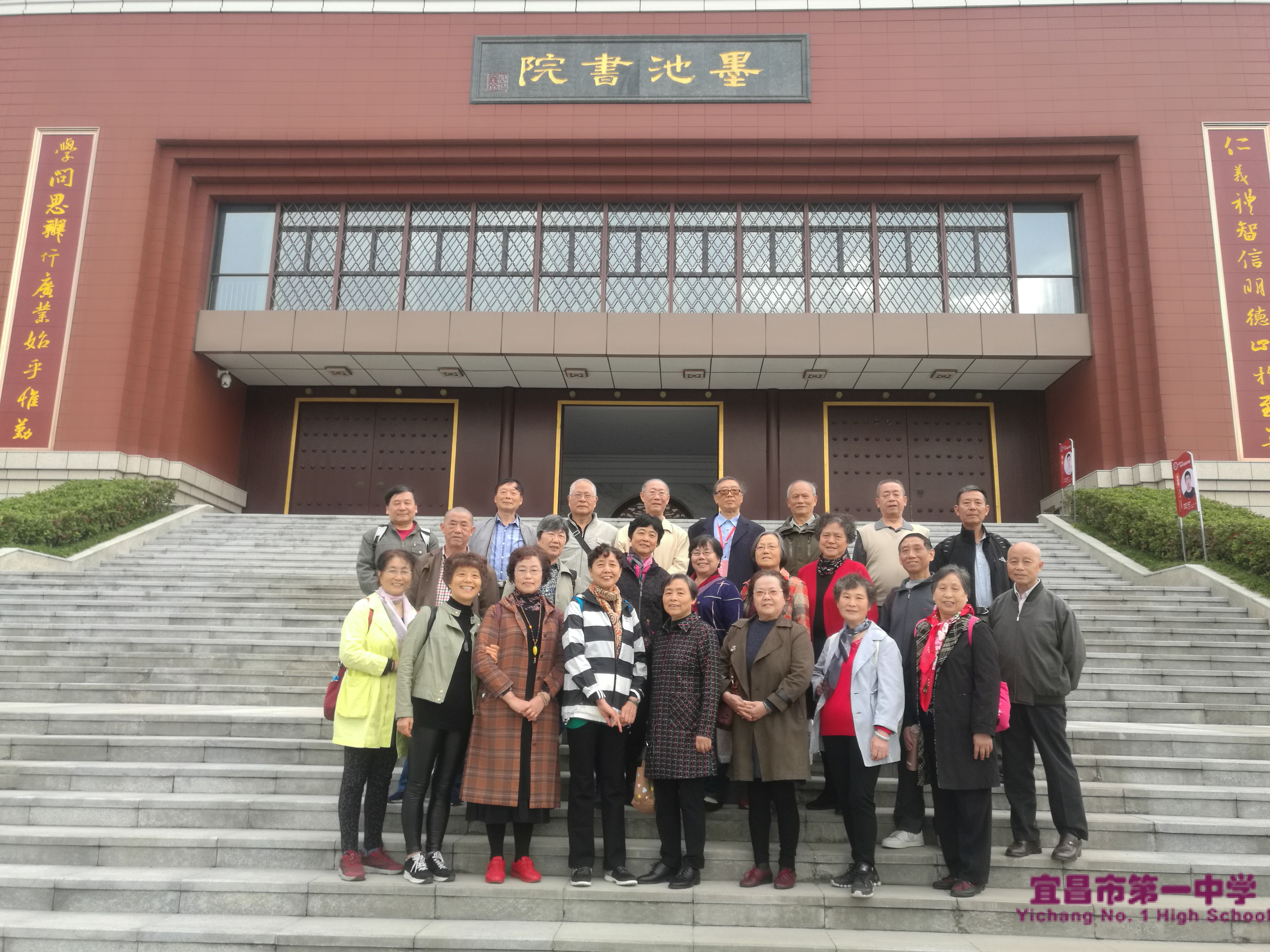 我校68届校友返校参观