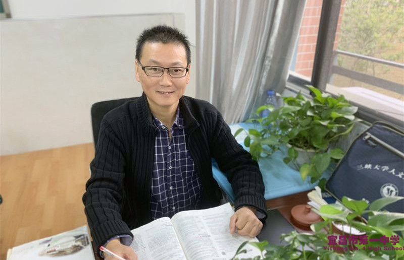 我校覃西全老师当选宜昌市“十佳师德标兵”