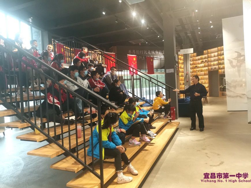 扶贫日系列活动——我校刘峻岭老师为点军区留守儿童讲授公益阅读课