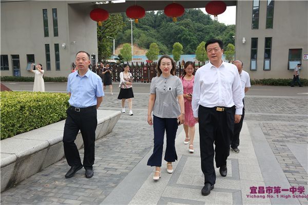 温泉县教育代表团来我校考察交流
