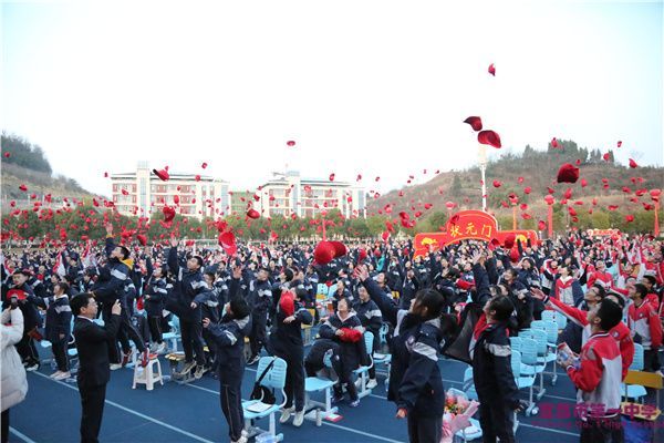 我校隆重举行2019级高三学生成人仪式暨百日誓师大会
