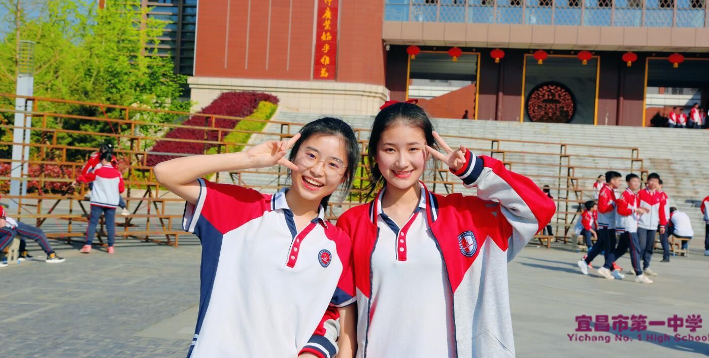 共赴这场繁华盛开的相聚————我校高三年级拍摄毕业照
