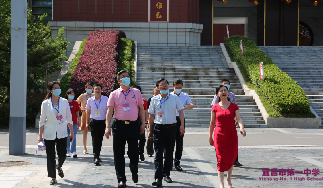 【2022年高考】市教育局局长邓玉华巡查、督导我校考点组织实施工作