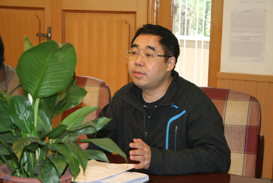 一中百年校庆组委会办公室执行主任闫明同志主持会议