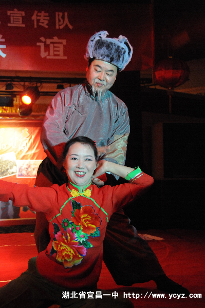 杨白劳给喜儿扎红头绳