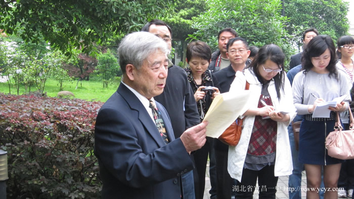 郑万选校长次子郑泽霖先生发表致辞