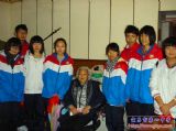 雷锋志愿服务队“暖冬”行动系列报道之二：201302班志愿者进社区慰问活动