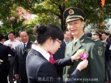 我校1973届校友、驻港部队政委岳世鑫晋升中将