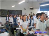 我校开展“我的中国梦——向国旗敬礼”主题班会活动