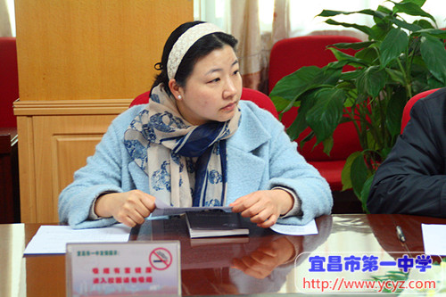 下载图片 党委书记蒋含丹老师主持会议 下载图片 党办主任辛娟老师