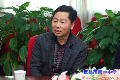 兴山一中20余人在胡晓明校长的带领下来我校交流