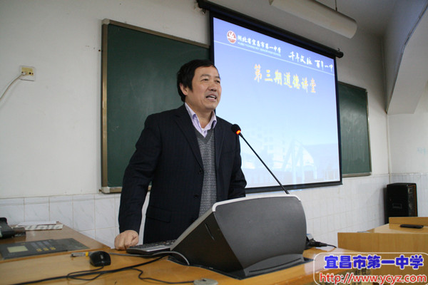 我校党员教师认真学习《条例》、《准则》