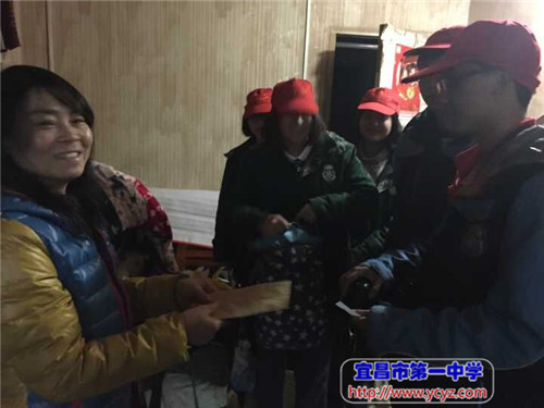 奉献爱心，传递温暖——记我校雷锋志愿者进社区活动