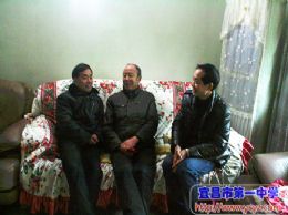 学校领导走访慰问离退休教师