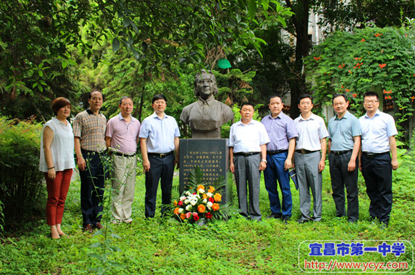 下载图片向已故盟员前辈一中老校长郑万选先生及"全国三八红旗手"刘自
