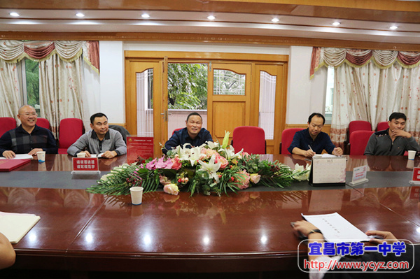 咸丰一中校长曾凡鼎,副校长覃方高,钱勇,瞿红安等领导与我校领导交流