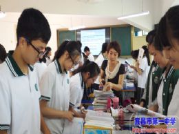 高二年级开展推门听课活动