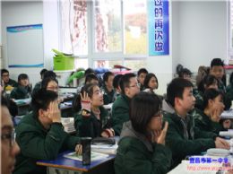 “法律伴我成长”主题班会小结