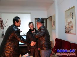 学校领导走访慰问离退休教师