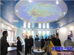 襄阳市教育局局长程敬荣一行参观我校新校区