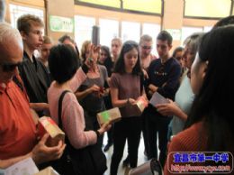 法国瓦多中学师生来我校交流系列报道（三）———感受中国茶文化