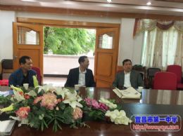 长江大学城建学院党委副书记许战老师为我校送来喜报