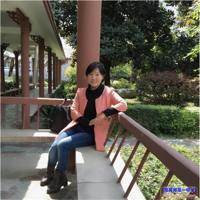 黄颖,毕业于华中师范大学中文系,优秀毕业生,获中文,教育双学位.