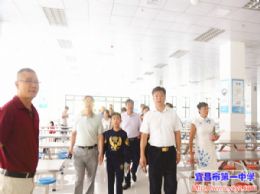 大手牵小手，爱心助成长---点军区政协委员和留守儿童参观新校区