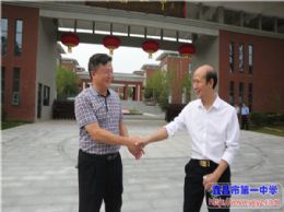 图片新闻——襄阳四中、五中参观我校新校区