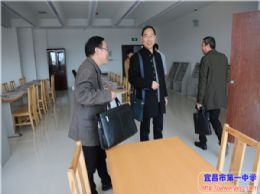 襄阳一中考察团参观我校新校区
