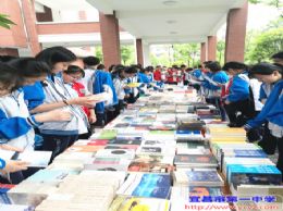 第七届读书文化节系列报导:书香进校园新华书店大型书展