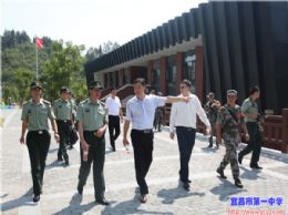 宜昌市军分区司令员黄长清视察我校新生军训