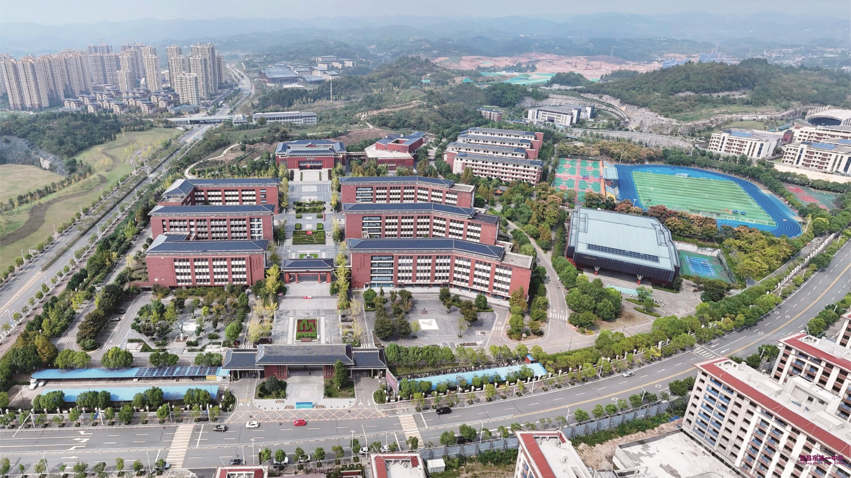 5.宜昌市第一中学航拍全景图，学校采用“两轴一中心”布局的“新中式”建筑风格，形成了教学、生活、运动、生态四大空间合理分区.jpg