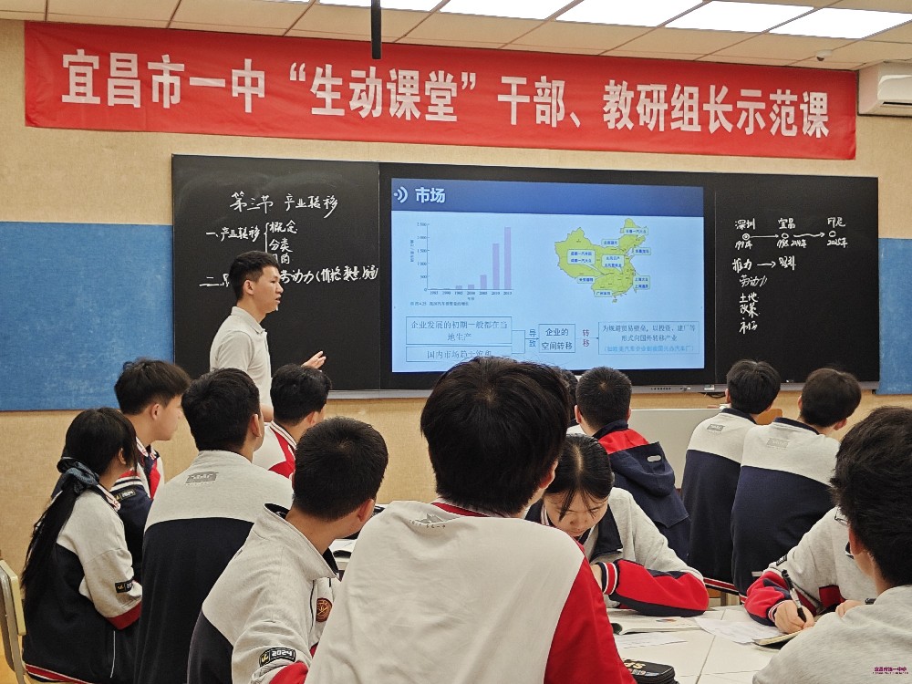 我校干部与教研组长示范课精彩开讲，生动课堂再启新篇