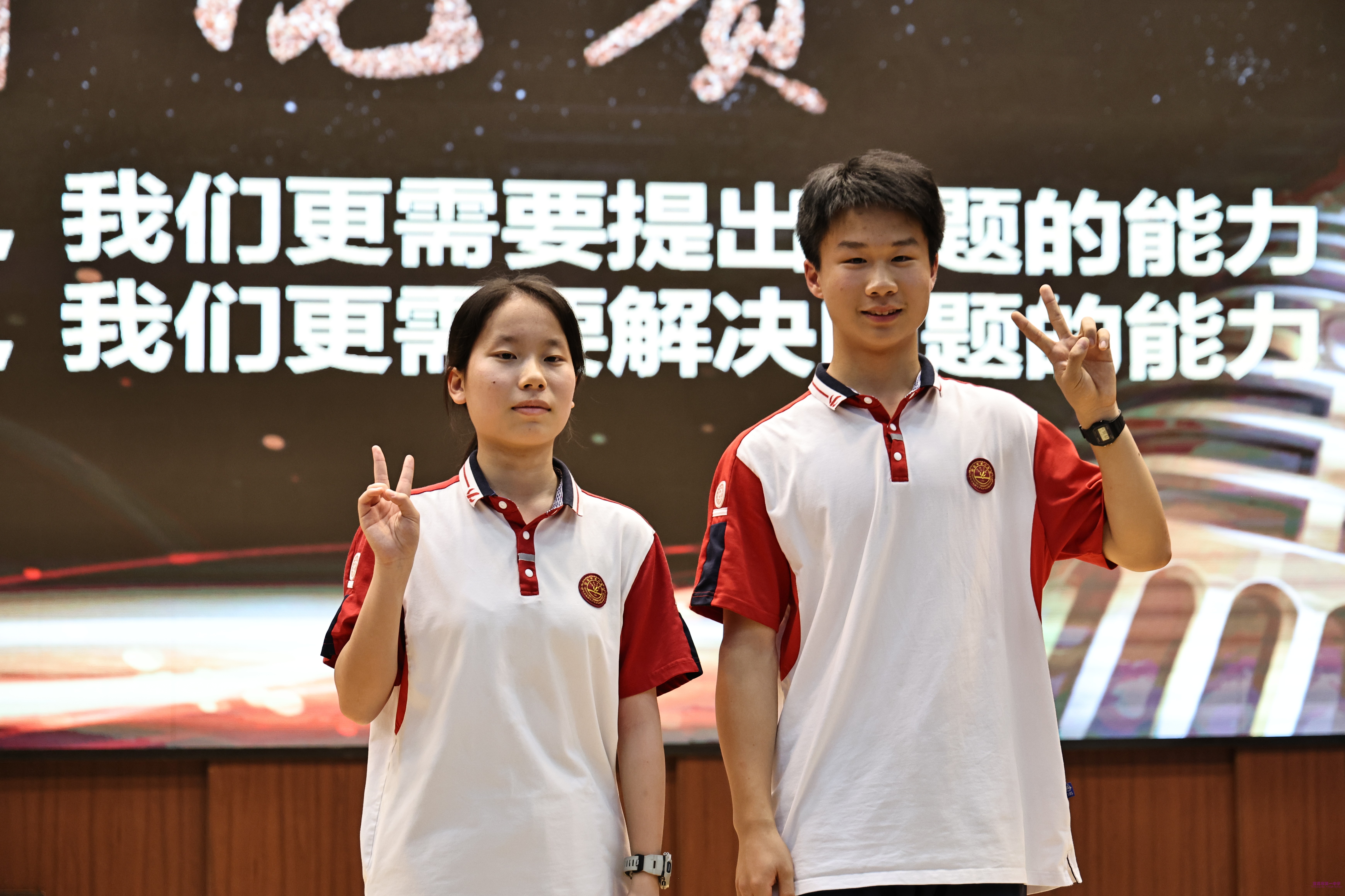 “最佳辩手”:正方四辩朱筱仪和反方四辩李浚源.JPG